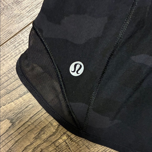 Lululemon Hotty Hot Shorts 2.5” – Heritage 365 Camo – Size 8 - Picture 3 of 7